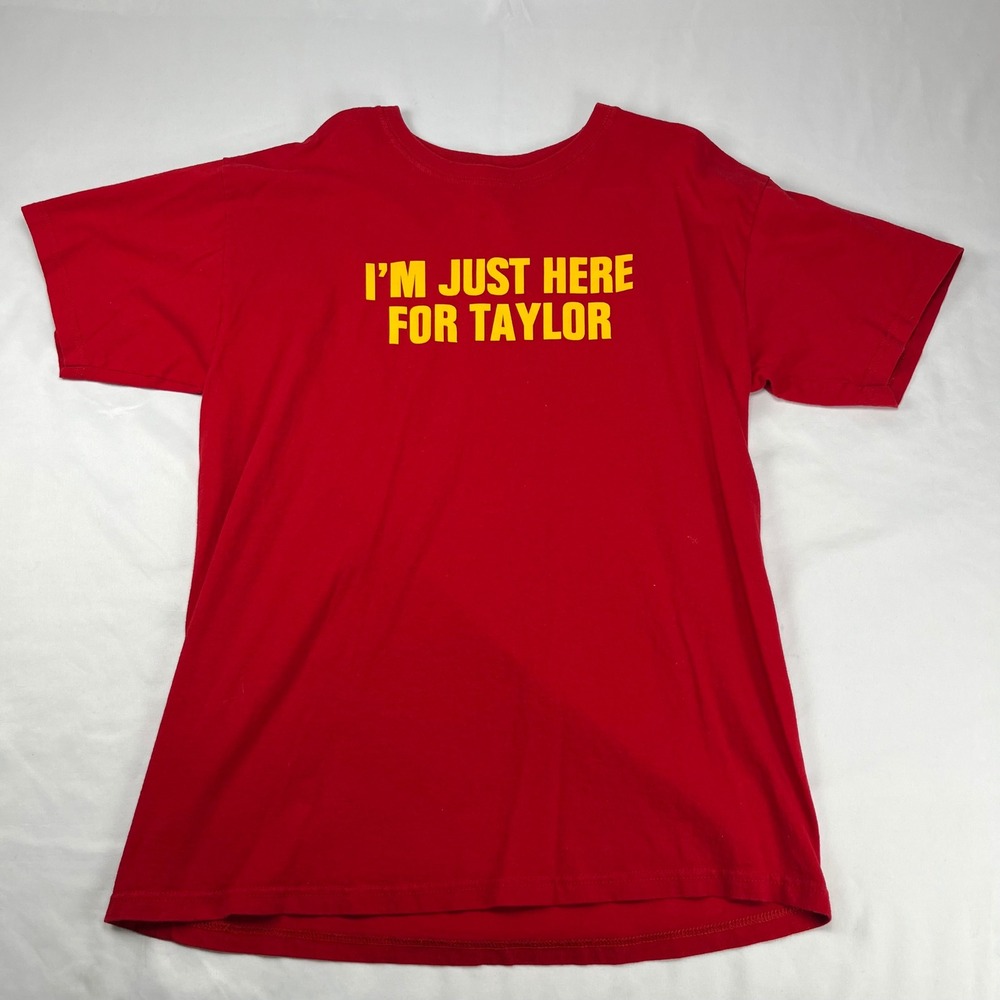 M&O Gold Red I'm Just Here For Taylor Graphic T-Shirt Mens Large Short Sleeve